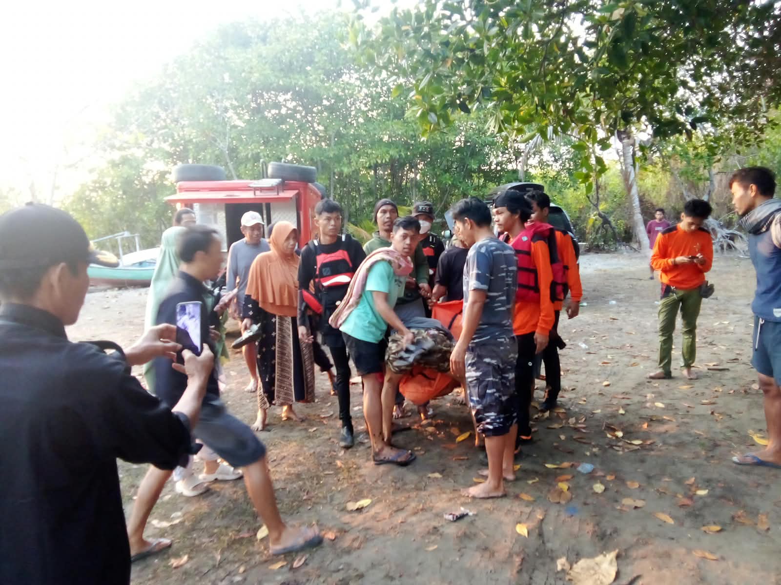 Sat Polair Polres Polman Bersama Tim SAR Temukan Bocah Tenggelam di Pantai Laliko IMG-20260904-WA0018.jpg